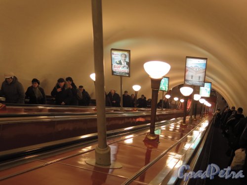 Станция метро «Кировский завод». Вид наклонного туннеля эскалатора. Фото февраль 2015 г.