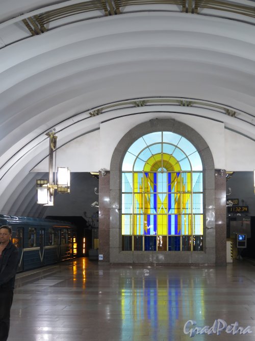 Станция метро «Лиговский проспект», Подземный вестибюль. Витраж на торцевой стене. фото июнь 2015 г