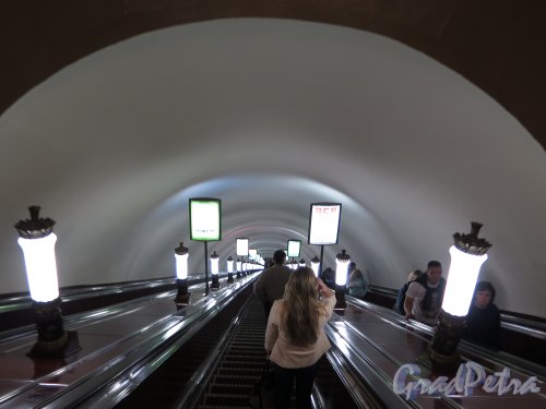 Станция метро «Площадь Восстания», Наклонный туннель эскалатора. фото июль 2015 г.