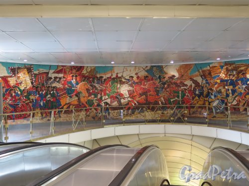 Станция метро «Звенигородская». Мозаичный фриз над эскалаторным туннелем, 2008, худ. А.К. Быстров. фото август 2015 г.