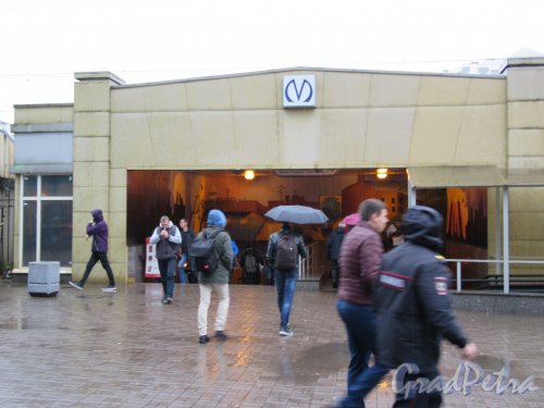 Станция метро «Купчино». Левый вход в переход к станции метро со стороны Балканской пл. фото октябрь 2017 г.
