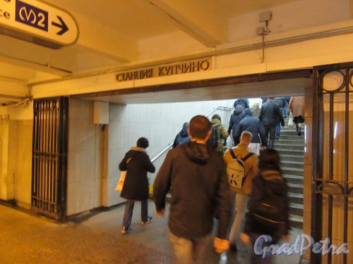 Станция метро «Купчино». Левый вход в переход к станции метро со стороны Балканской пл. Выход из перехода к платформам станции. фото октябрь 2017 г.