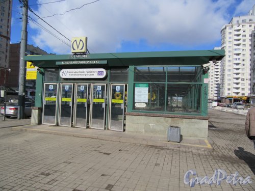 Станция метро «Комендантский проспект». Выход из метро. фото март 2018 г.