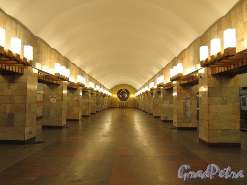 Станция метро «Гражданский проспект». Общий вид подземного зала со стороны торца. Фото 19 февраля 2020 г.