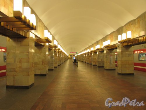 Станция метро «Гражданский проспект». Общий вид подземного холла в сторону торцевой стены. Фото 19 февраля 2020 г.
