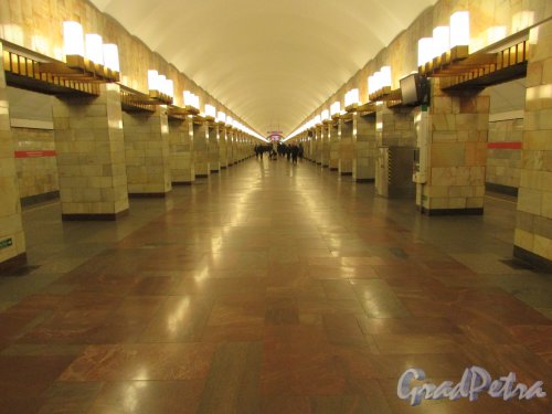 Станция метро «Гражданский проспект». Общий вид центрального подземного зала в сторону эскалаторов. Фото 19 февраля 2020 г.

