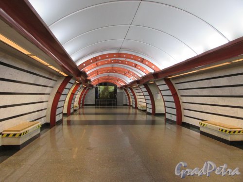 Станция метро «Обводный канал-1». Торец подземного зала. Фото 21 февраля 2020 г.
