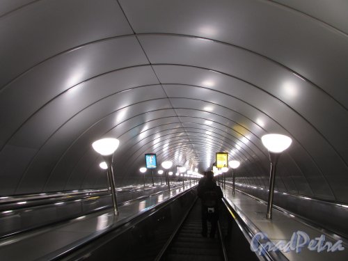 Станция метро «Обводный канал-1». Наклонный ход. Фото 3 марта 2020 г.
