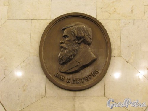 Станция метро «Технологический институт-I». Медальон с портретом В.М.Бехтерева. Фото 3 марта 2020 г.
