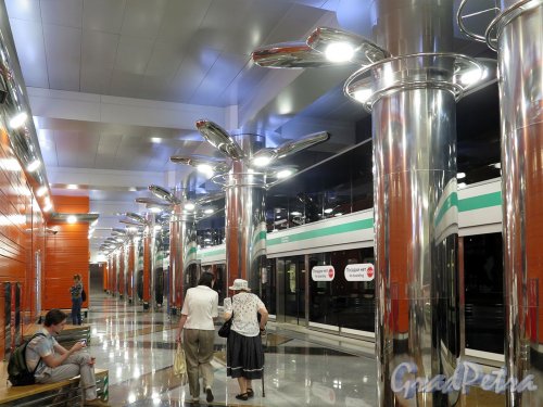 Станция метро «Беговая». Оформление посадочного перрона. фото май 2018 г.