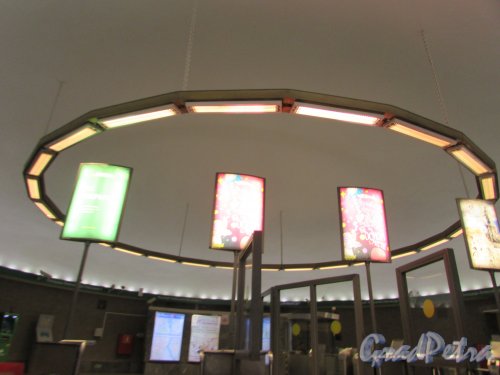 Станция метро «Площадь Александра Невского-1». Люстра наземного павильона. Фото 7 мая 2020 г.