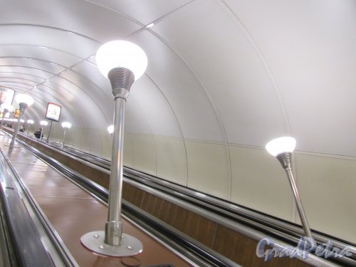 Станция метро «Площадь Александра Невского-1». Общий вид наклонного хода. Фото 7 мая 2020 г.