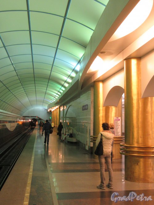 Станция метро «Международная». Оформление посадочного перона. фото август 2018 г.