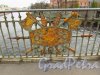 Фрагмент ограды Пантелеймоновского моста (щит с секирами). Фото 20 октября 2016 года.