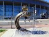 Яхтенный мост. Декоративная скульптура «Волна», 2017. Общий вид на фоне стадиона. фото май 2018 г.