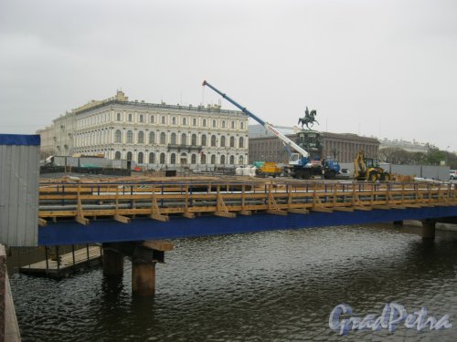 Синий мост. Вид на ремонтные работы на мосту. Фото 1 мая 2014 г.
