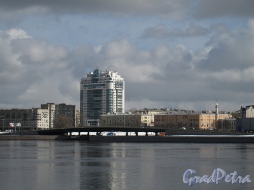 Малоохтинский мост и застройка Малой Охты. Вид со стороны Синопской наб. Фото март 2014 г.