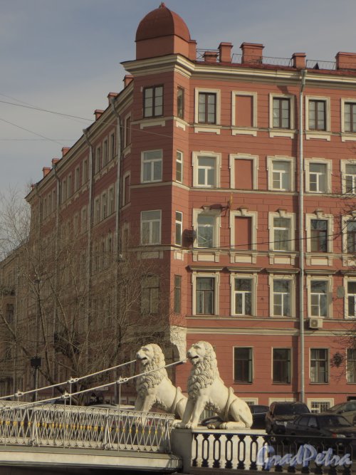 Львиный мостик. Скульптуры львов на четной стороне набережной канала Грибоедова. 24 апреля 2014 года.