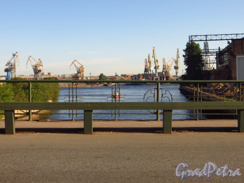 Екатерингофский мост через реку Екатерингофка. Вид в сторону Невы и ограда моста. Фото 18 августа 2014 года.