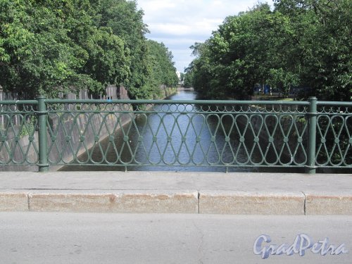 Ограда совветского моста в городе Кронштадт. Фото 9 июля 2012 года.
