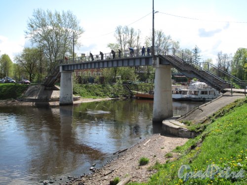 Пешеходный мост в устье реки Ижора на территории пос. Усть-Ижора в створе Шлиссельбургского проспекта. фото май 2014 г.