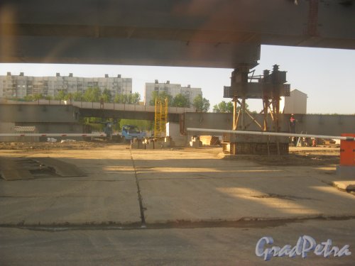 Пулковский путепровод (строящийся). Вид из окна проезжающего по Дунайскому пр автобуса на территорию. Фото 22 мая 2015 г.