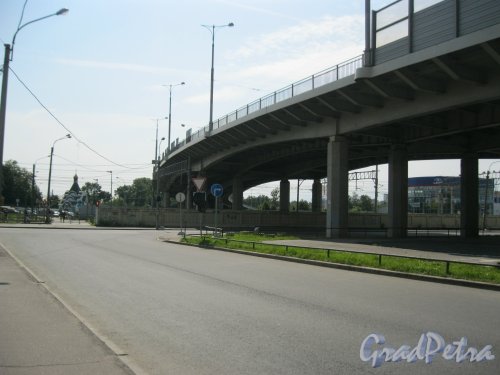 Автомобильный мост в створе проспекта Стачек над над Окружной железной дорогой. Вид с ул. Червонного Казачества. Фото 6 августа 2015 г.