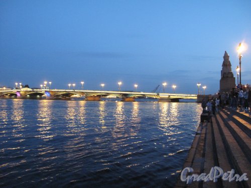 Благовещенский мост и набережная со Сфинксами в Белую ночь. Фото июль 2014 г