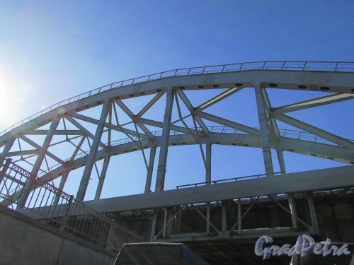 Металлическая конструкция одного из мостов через Обводный канал. Фото 22 марта 2016 года.