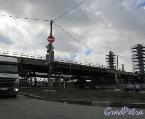 Наведенные пролёты Пулковского путепровода над Пулковский шоссе. Фото 7 апреля 2016 года.