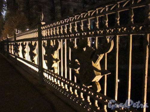 Ограда 2-го Садового моста ночью. Фото 18 октября 2016 года.