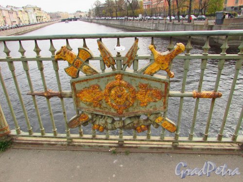 Фрагмент ограды Пантелеймоновского моста (щит с мечами). Фото 20 октября 2016 года.