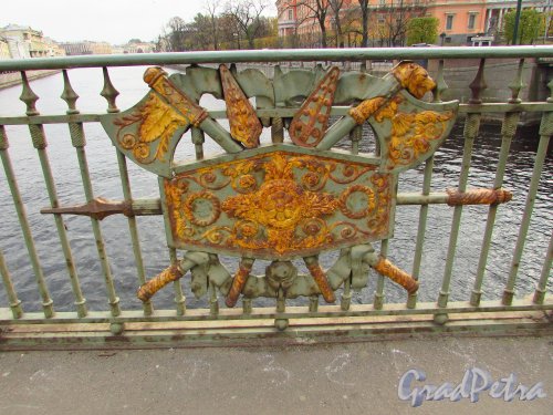 Фрагмент ограды Пантелеймоновского моста (щит с секирами). Фото 20 октября 2016 года.