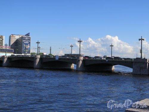 Сампсониевский мост. Общий вид моста с Петроградской набережной. Фото май 2015 г.
