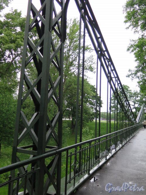 Макаровский мост (Кронштадт). Макаровский пешеходный мост, в створе Красной ул.  создан в 1913, реконструирован в 1970-72 гг. Кострукция несущей фермы. фото июнь 2015 г.