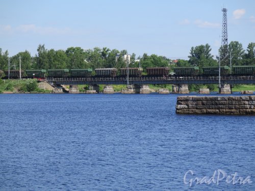 Финляндский железнодорожный мост через Крепостной пролив (Выборг). Вид моста с наб. 40-летия Комсомола. фото июнь 2016 г.