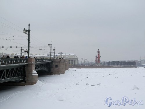 Дворцовый мост. Вид моста зимой. фото февраль 2018 г.