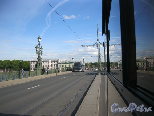 Троицкий мост. Вид из окна трамвая в сторону Суворовской пл. Фото 1 июня 2019 г.