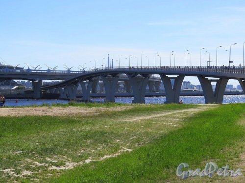Яхтенный мост. Вид моста от стадиона «Газпром Арена». фото май 2018 г.