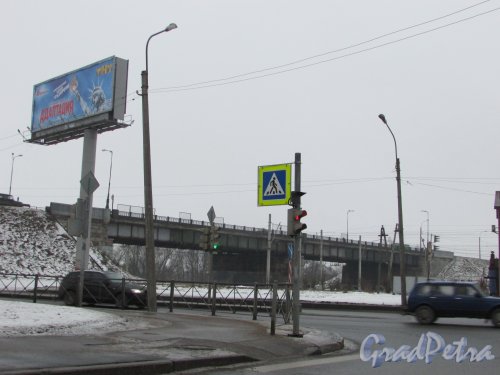 проспект Маршала Жукова. Вид автомобильного моста над ж/д путями у платформы «Лигово» («Лиговский путепровод»). Фото 4 февраля 2017 г.