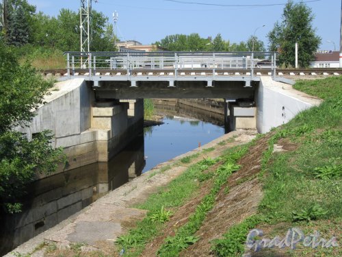 Железнодорожный мост через реку Карасту (Ломоносов) у Привокзальной площади. Общий вид. фото август 2018 г.
