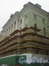 Дворцовая набережная, дом 36. Начало ремонта фасада со стороны набережной. Фото 10 июня 2014 года.