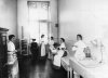 Екатерининский институт. Воспитанницы института в кабинете врача. Фото май 1908 года.