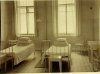 Палата на 2 места в больнице Крестовоздвиженской общины сестер милосердия Российского общества Красного Креста. Фото 1900 года