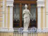 набережная реки Фонтанки, дом 3, литера А. Левая женская скульптура на фасаде цирка Чинизелли после реставрации. Фото 29 января 2016 года.
