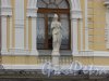 набережная реки Фонтанки, дом 3, литера А. Правая женская скульптура на фасаде цирка Чинизелли после реставрации. Фото 29 января 2016 года.