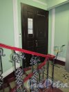 набережная канала Грибоедова, дом 19. Парадная лестница, вход в агентство недвижимости «Адвекс». Фото 20 октября 2016 года.