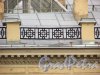 набережная реки Фонтанки, дом 16. Ограждение крыши здания Санкт-Петербургского городского суда. Фото 20 октября 2016 года.