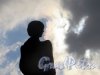 Памятник А. А. Ахматовой. Торс на фоне неба (контражур). фото апрель 2018 г.