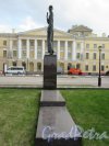 Памятник А. А. Ахматовой, 2006, Ск. Г.В. Додонова, арх. В А. Реппо. Памятник в профиль и сквер. фото апрель 2018 г.